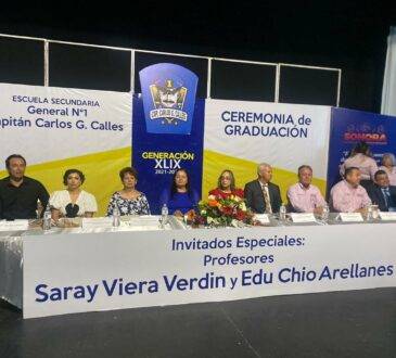Estudiantes y sus familias celebran con orgullo alcanzar un escalón más en sus estudios.