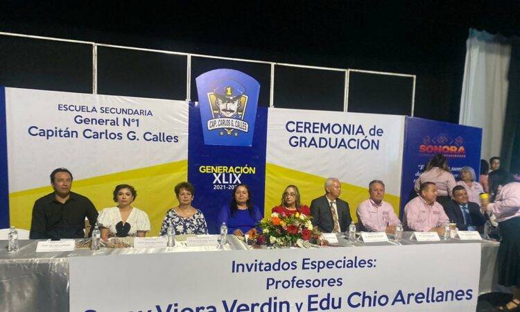 Estudiantes y sus familias celebran con orgullo alcanzar un escalón más en sus estudios.