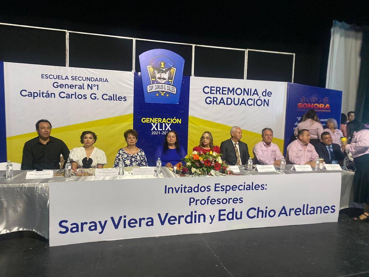 Estudiantes y sus familias celebran con orgullo alcanzar un escalón más en sus estudios.