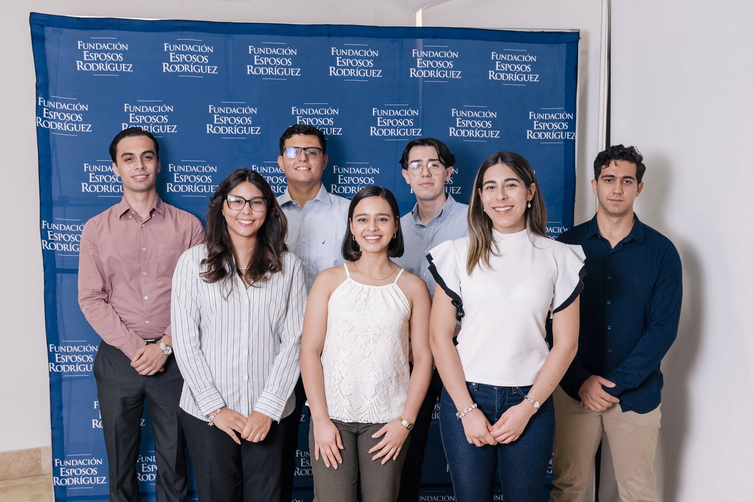 Inferior de izquierda a derecha: Ing. Miguel Cons, Dr. Federico Soria, Ing. Delfín Ruibal, C.P. Jorge Landgrave, Ing. Jorge Cons, Lic. Gilberto Robles e Ing. Luis Jaime Aguilar. Superior de izquierda a derecha: Maryela Celaya, Oscar Angulo, Alejandro Bernal, Ana Sofía Salcido, Jessica Encinas, Jesús Enríquez y Cesar Orozco.