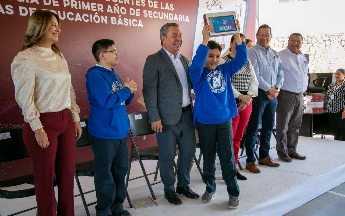 Aarón Grageda, ex secretario de Educación, durante entrega a destiempo de las tablets educativas.