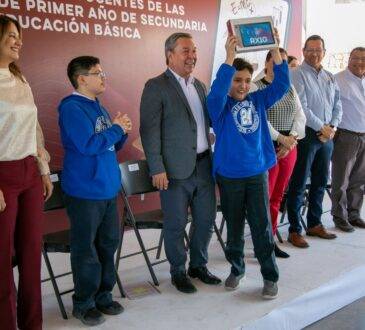 Aarón Grageda, ex secretario de Educación, durante entrega a destiempo de las tablets educativas.