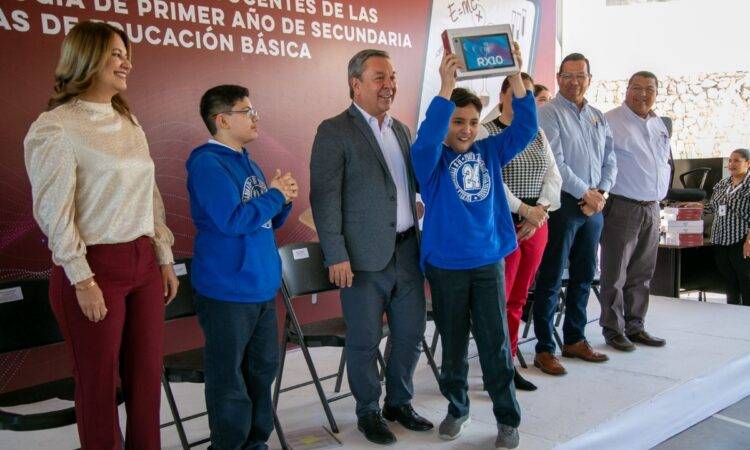 Aarón Grageda, ex secretario de Educación, durante entrega a destiempo de las tablets educativas.