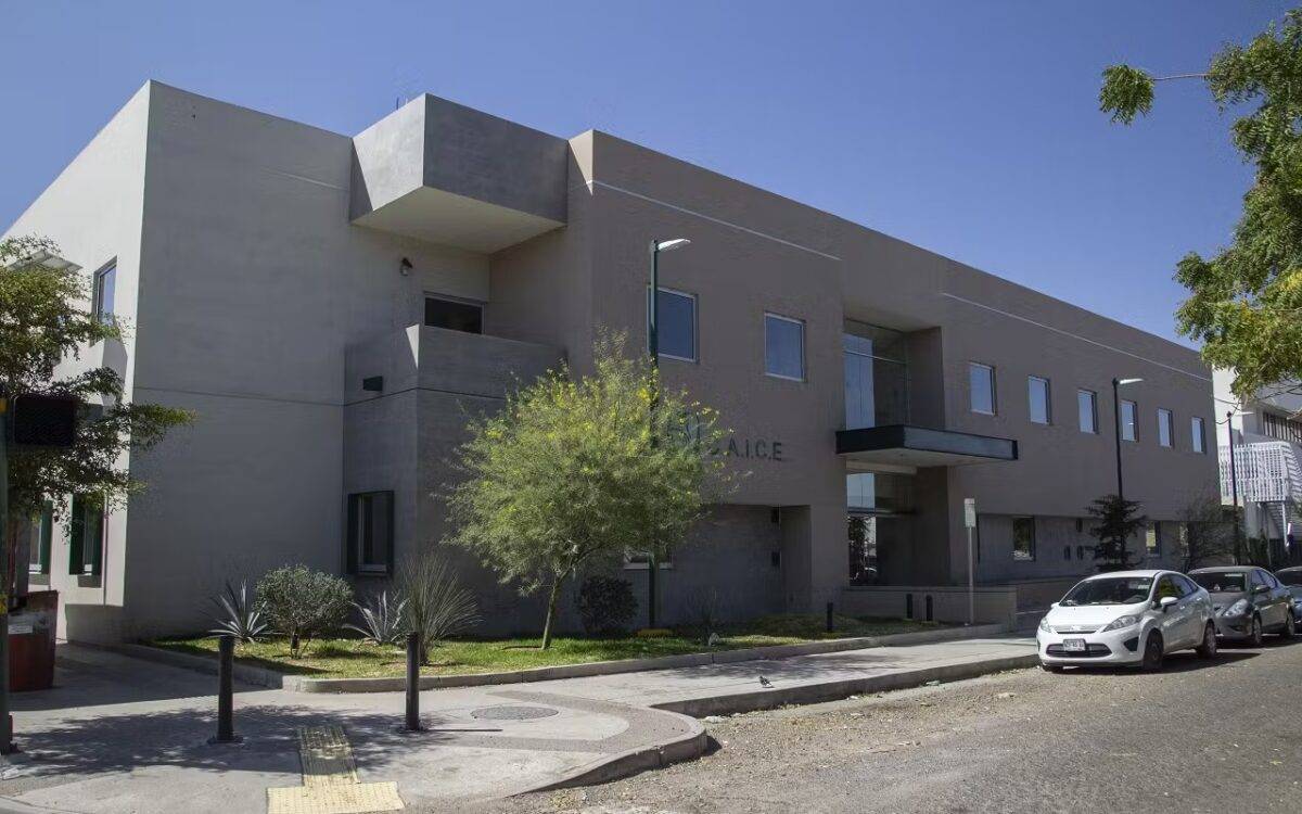 Instalaciones del CAICE del IMSS ubicadas sobre en Justo Sierra y Blvd. Morelos, en Hermosillo. (Imagen: BorderHub)