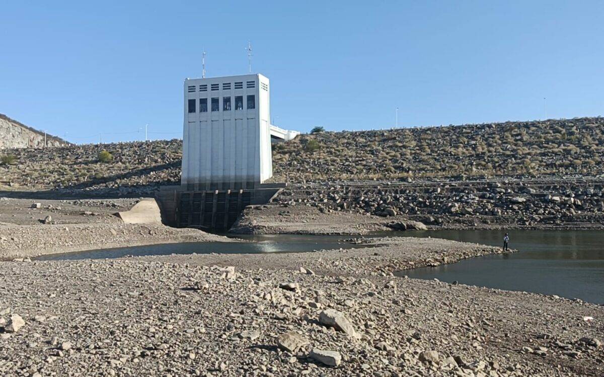 La presa Álvaro Obregón (Oviáchic) en la cuenca del Río Yaqui.