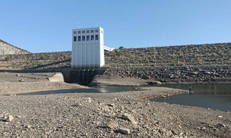 La presa Álvaro Obregón (Oviáchic) en la cuenca del Río Yaqui.