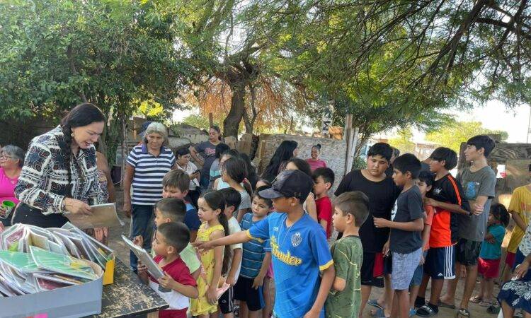 Más de 1,000 estudiantes han sido beneficiados con útiles escolares por parte de la regidora Hilda Herrera.