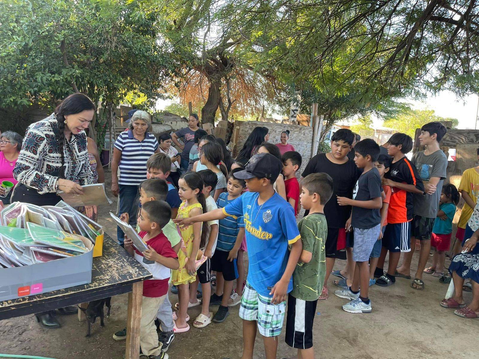 Más de 1,000 estudiantes han sido beneficiados con útiles escolares por parte de la regidora Hilda Herrera.