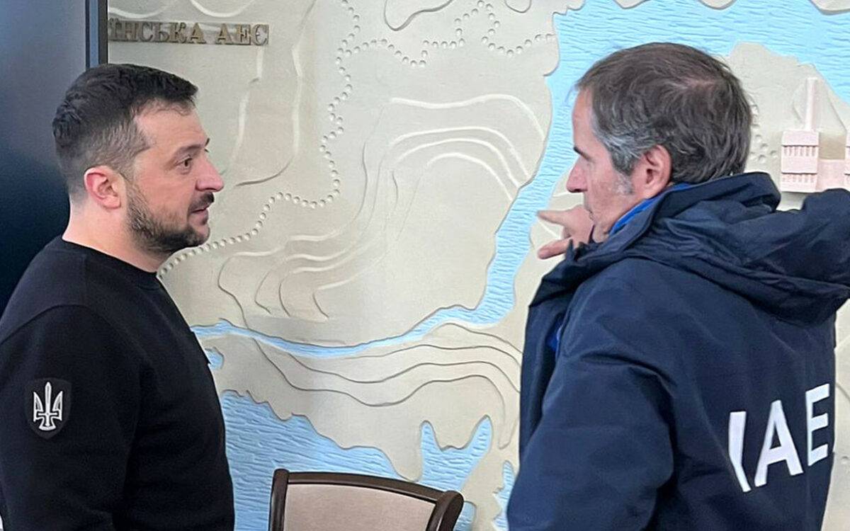 Presidente de Ucrania, Volodimir Zelensky y el jefe de la IAEA, Rafael Grossi.