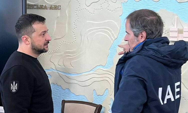 Presidente de Ucrania, Volodimir Zelensky y el jefe de la IAEA, Rafael Grossi.