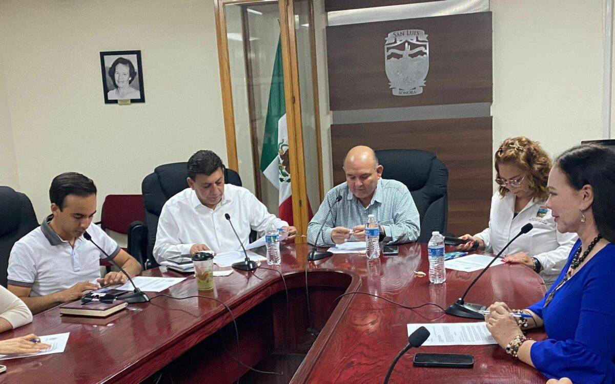 Se despide alcalde de regidores y medios de comunicación.