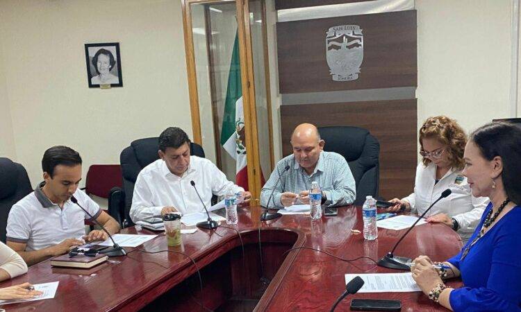 Se despide alcalde de regidores y medios de comunicación.