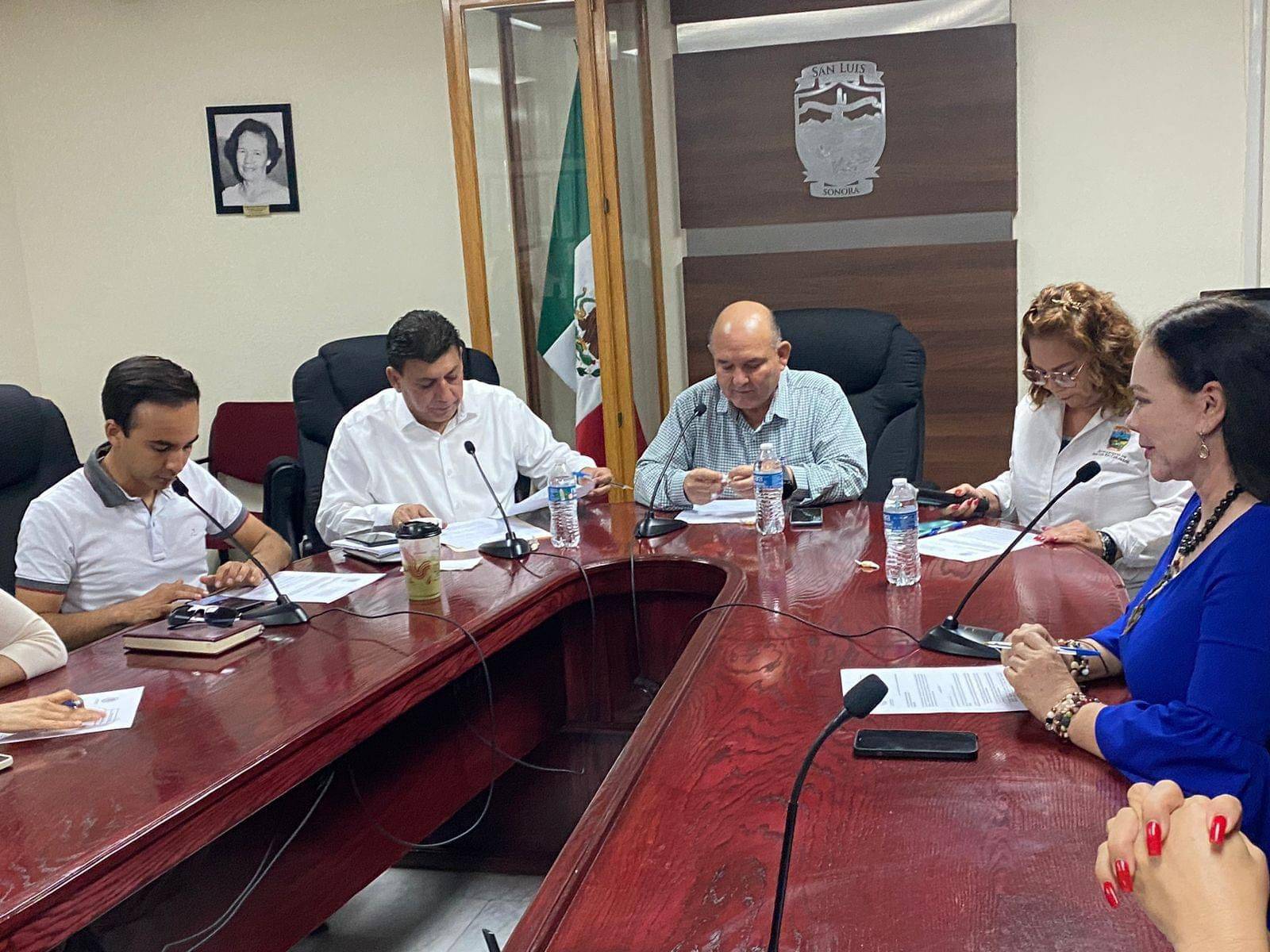 Se despide alcalde de regidores y medios de comunicación.