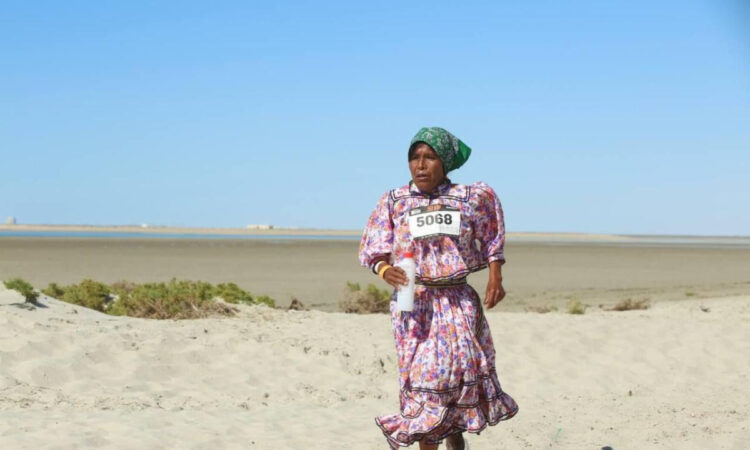 María Isidora Rodríguez, corredora rarámuri participó en la categoría de 50 kilómetros.