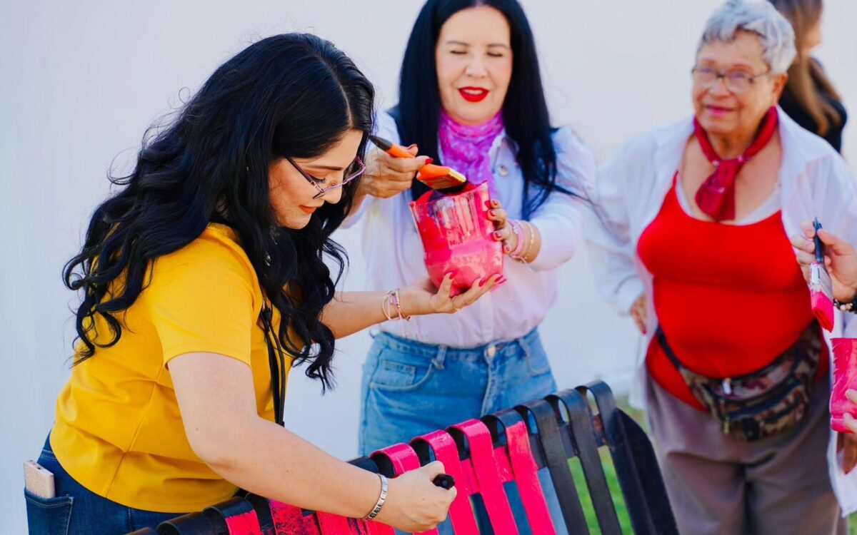 Concientizarán a familias acerca del cáncer, la presidenta de DIF Municipal, Toñita Montenegro de Sandoval pintarán bancas de parques de color rosa en este mes de octubre.