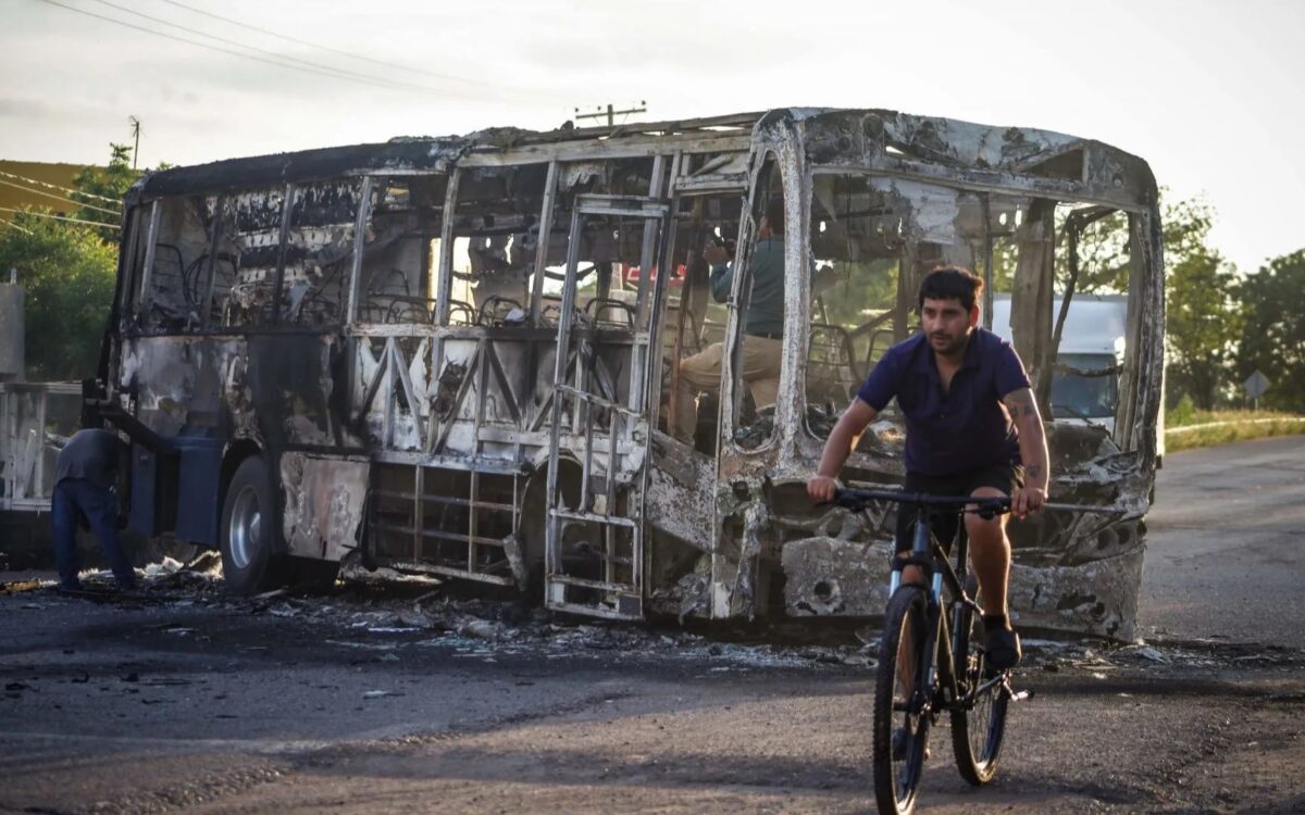 Integrantes del Crimen Organizado incendian autobuses para bloquear calles.