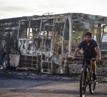 Integrantes del Crimen Organizado incendian autobuses para bloquear calles.