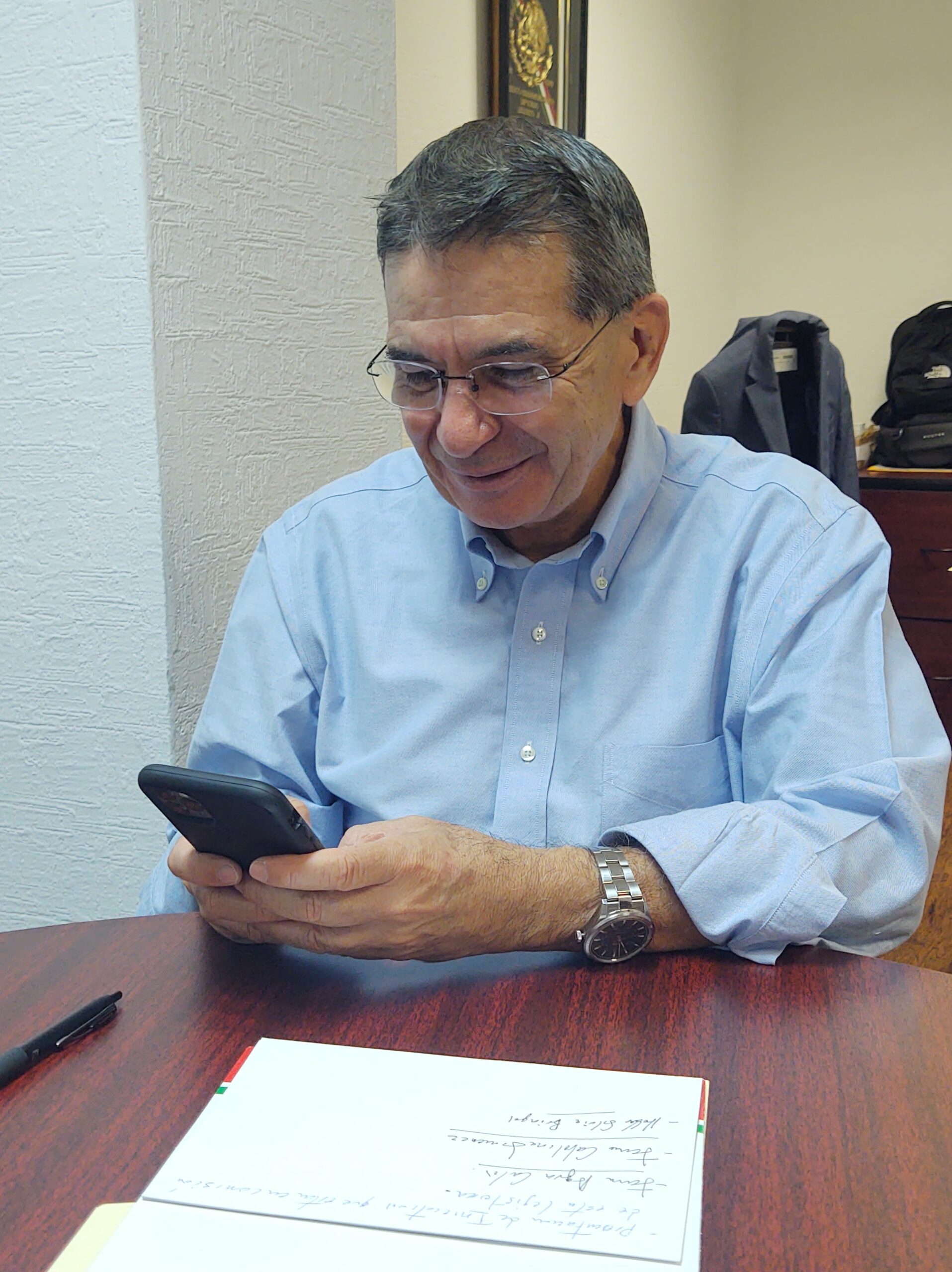 Barraza asegura que sigue atendiendo personalmente los mensajes de Whatsapp que le envían ciudadanos.