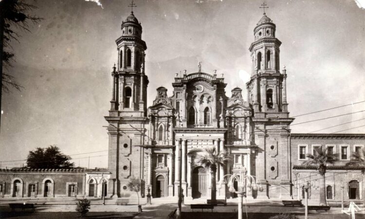 Uno de los primeros panteones se ubicó en los terrenos donde se construyó la Catedral de Hermosillo.