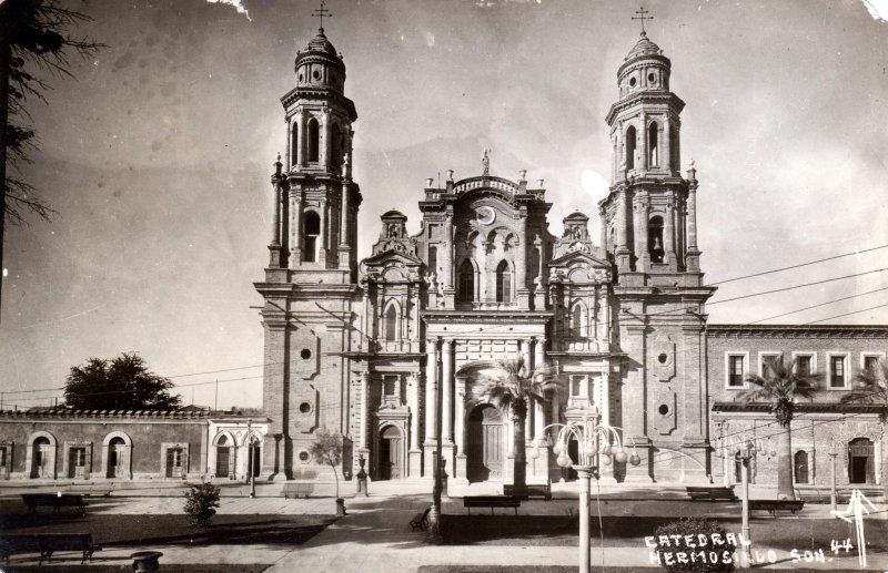 Uno de los primeros panteones se ubicó en los terrenos donde se construyó la Catedral de Hermosillo.