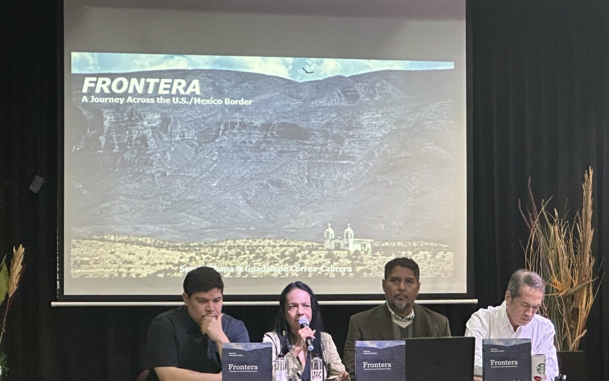 La autora presentó su libro “Frontera” en la Universidad Kino de Hermosillo.