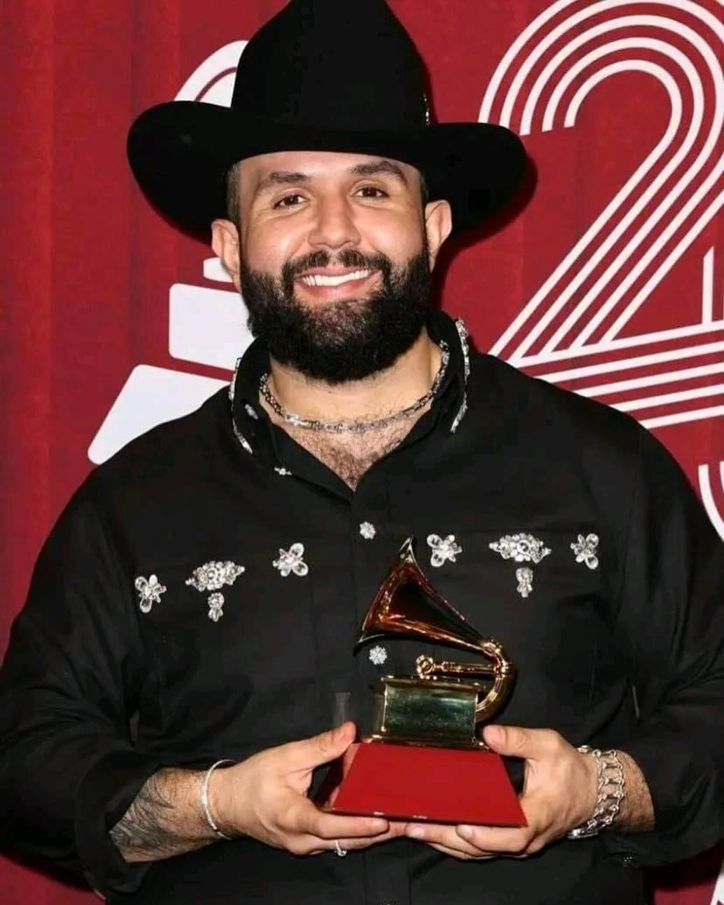 Carín León, el cantante hermosillense le bastó que las redes sociales lo dieran a conocer y en cuatro año se puso a la par de Luis Miguel.