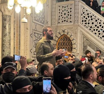 Abu Mohammed al Jawlani habló frente a una multitud en una mezquita de Damasco este domingo.