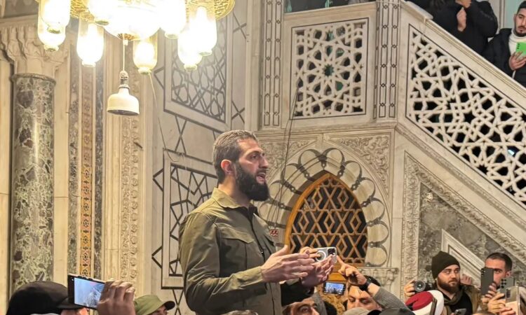 Abu Mohammed al Jawlani habló frente a una multitud en una mezquita de Damasco este domingo.