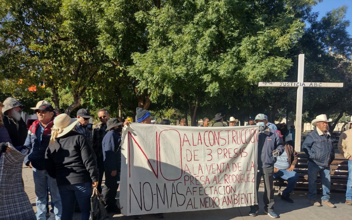 Los habitantes del Río se manifestaron frente a Palacio de Gobierno y fueron atendidos por la Subsecretaria de Gobierno Ana Luisa Chávez.