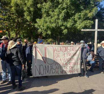 Los habitantes del Río se manifestaron frente a Palacio de Gobierno y fueron atendidos por la Subsecretaria de Gobierno Ana Luisa Chávez.