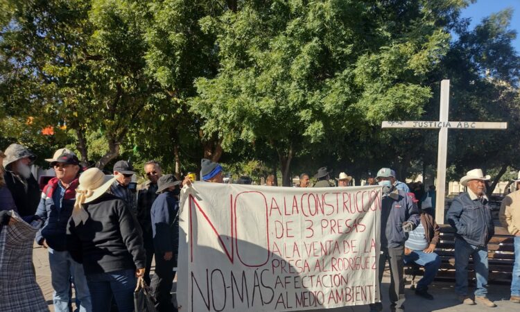 Los habitantes del Río se manifestaron frente a Palacio de Gobierno y fueron atendidos por la Subsecretaria de Gobierno Ana Luisa Chávez.