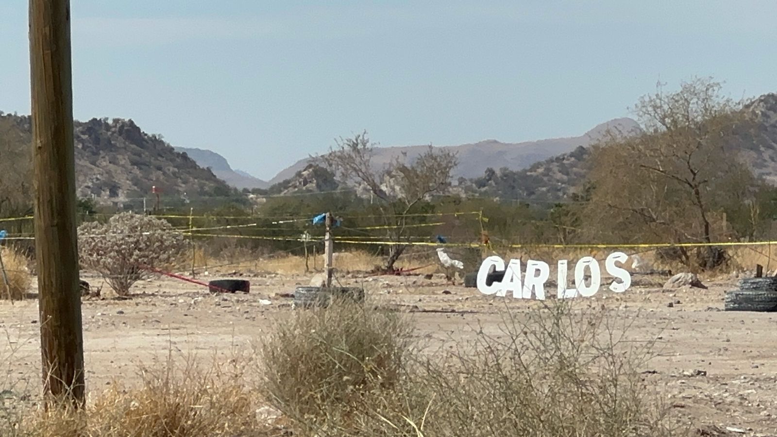 Con cal, con piedras, o cintas de “precaución” son delimitados.