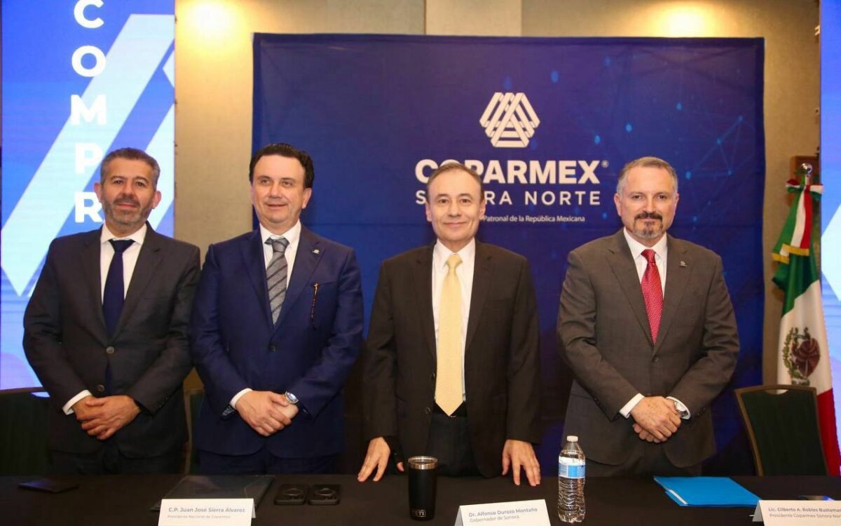 El Gobernador Durazo estuvo como invitado especial a la toma de protesta.