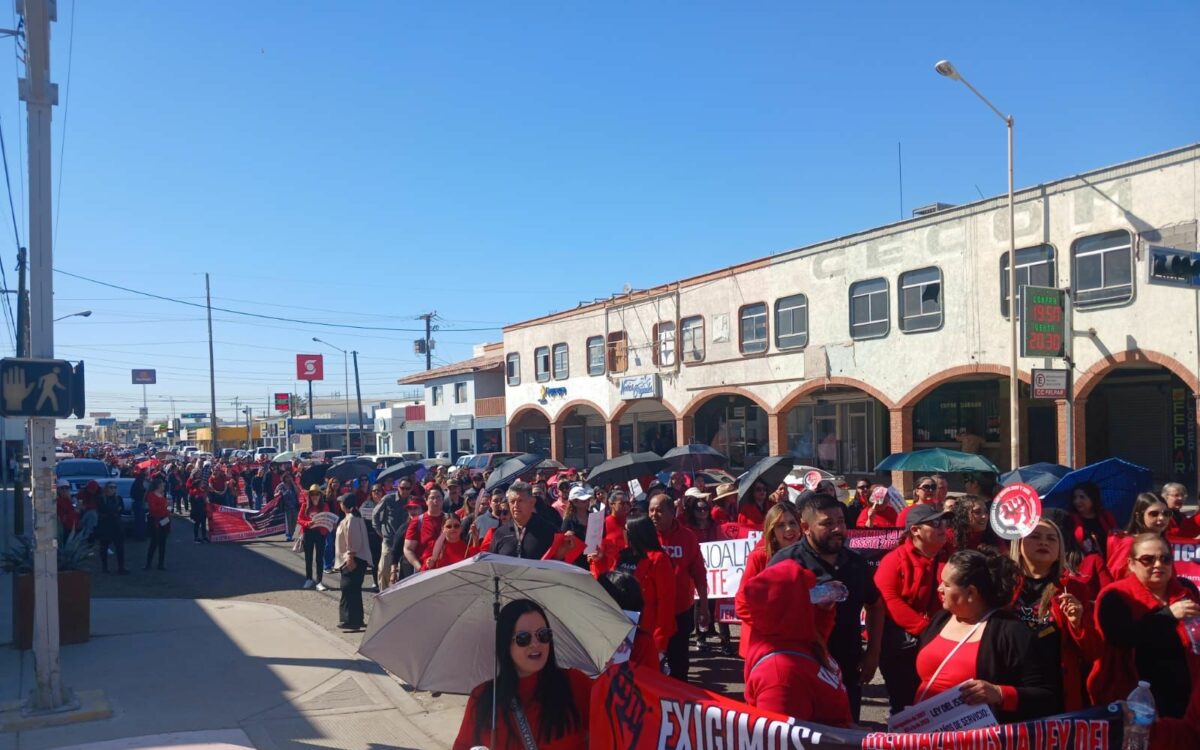 Docentes tomaron las calles de SLRC para dar a conocer sus peticiones sobre la reforma al ISSSTE.