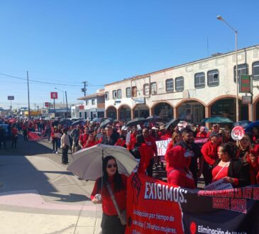 Docentes tomaron las calles de SLRC para dar a conocer sus peticiones sobre la reforma al ISSSTE.