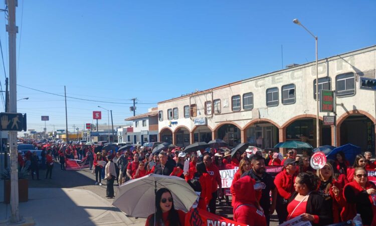 Docentes tomaron las calles de SLRC para dar a conocer sus peticiones sobre la reforma al ISSSTE.