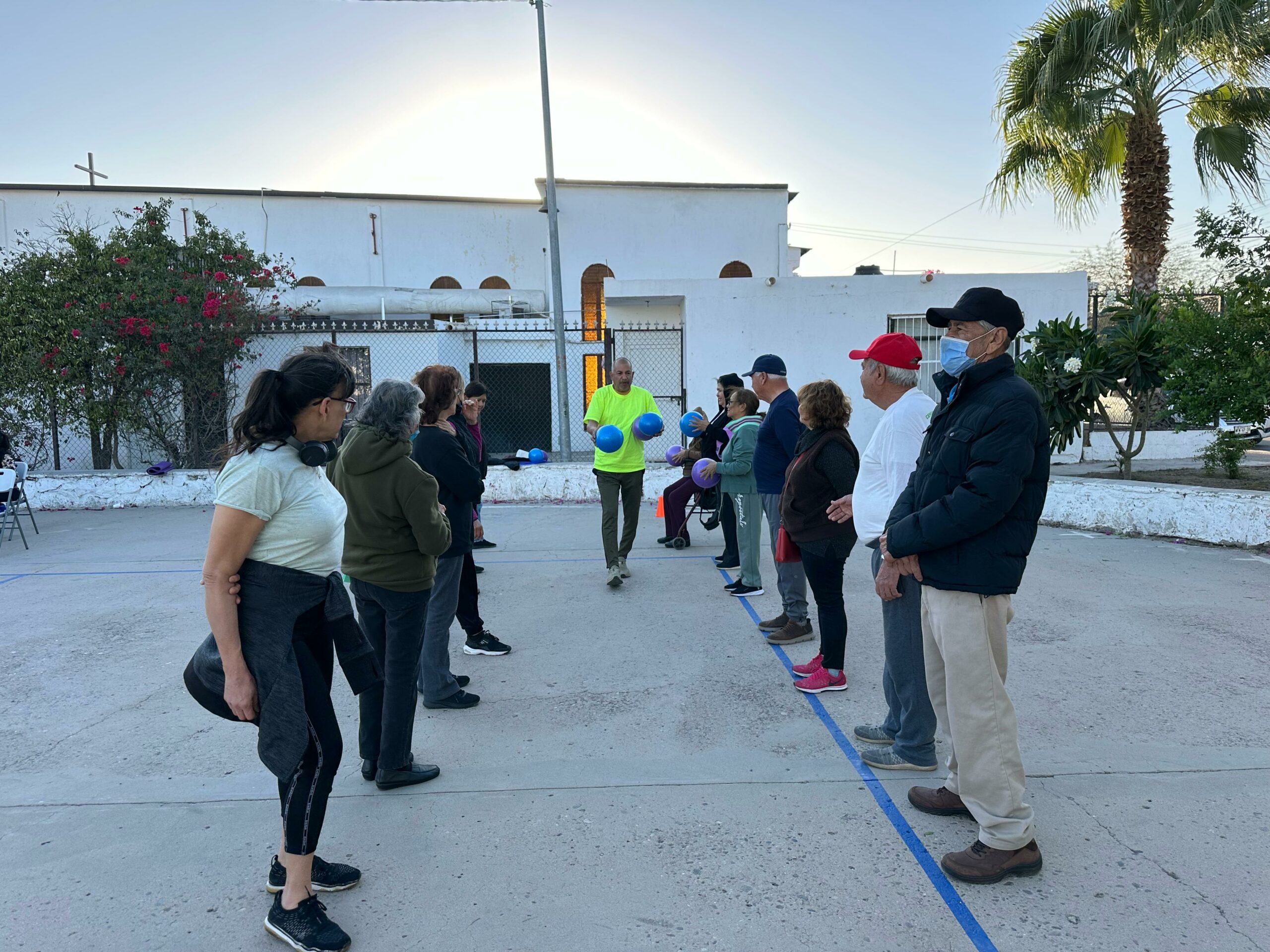 Con algunas dinámicas de coordinación con adultos mayores, Norberto Barraza inició en la colonia Apolo de su Distrito.